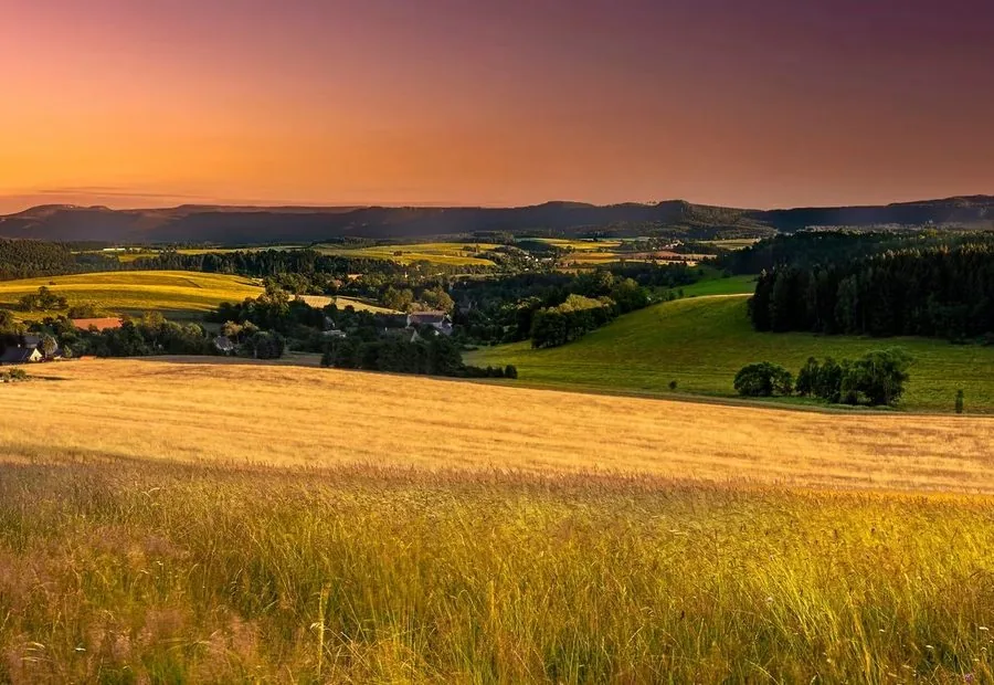 Broumovské stěny s výhledem na Krkonoše