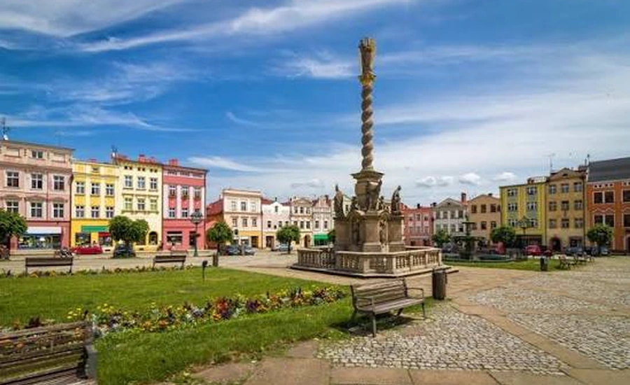 Mírové náměstí v Broumově – lékárna BENU na náměstí