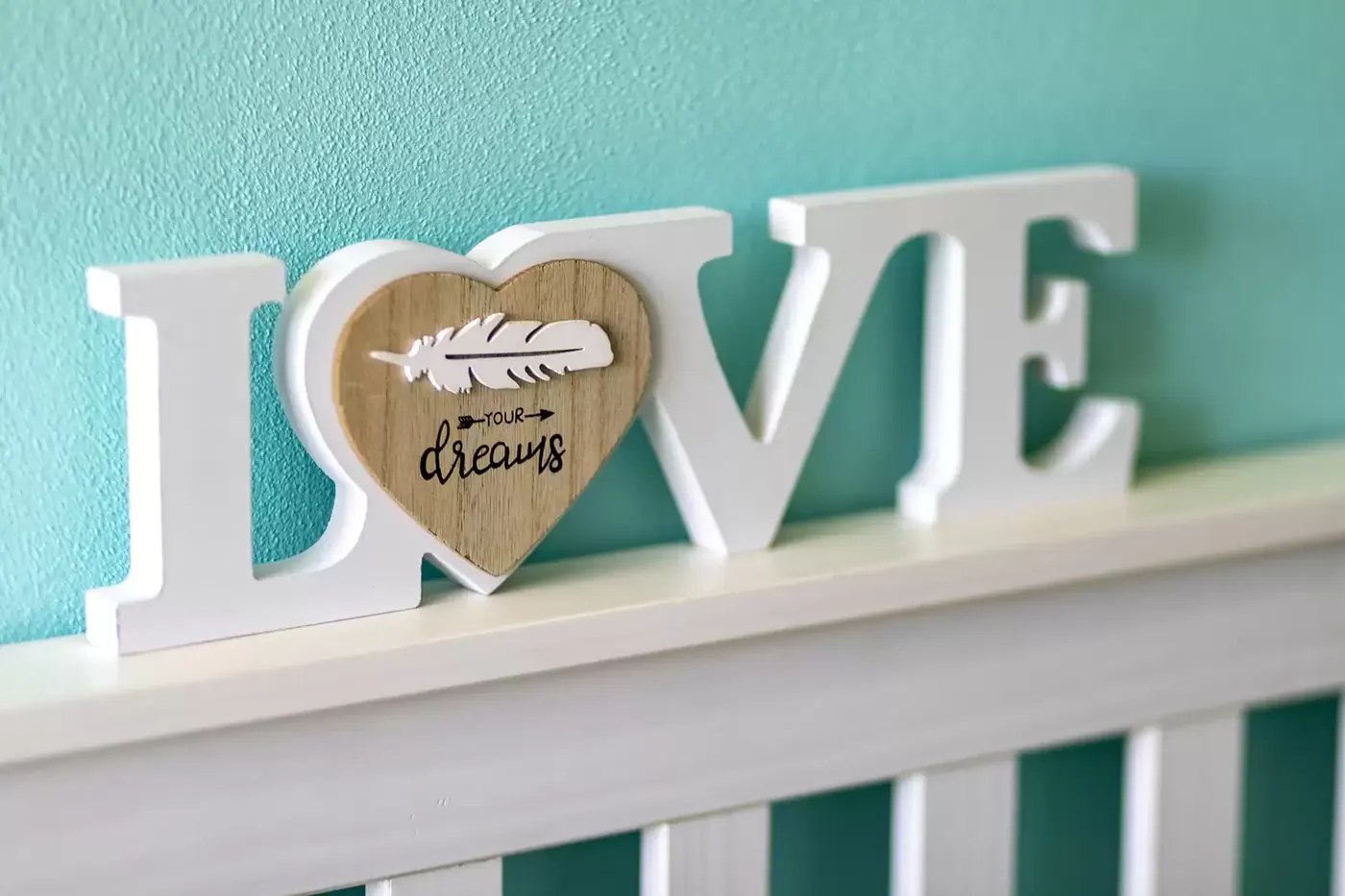 Tyrkysový pokoj — detail dekorace LOVE nad postelí