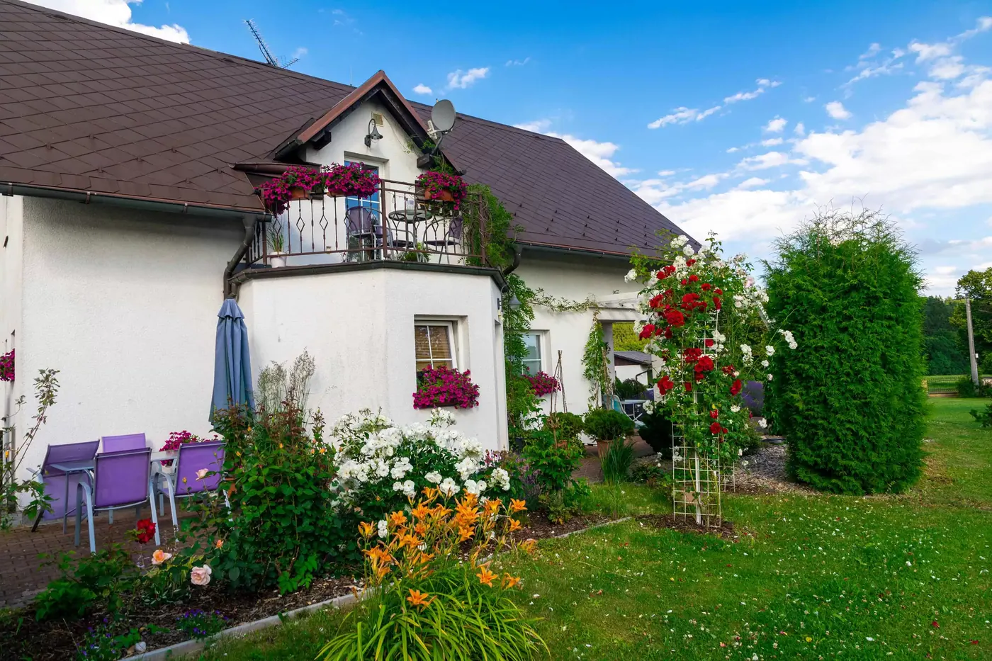 Vila Marcelka — balkon obrostlý květinami